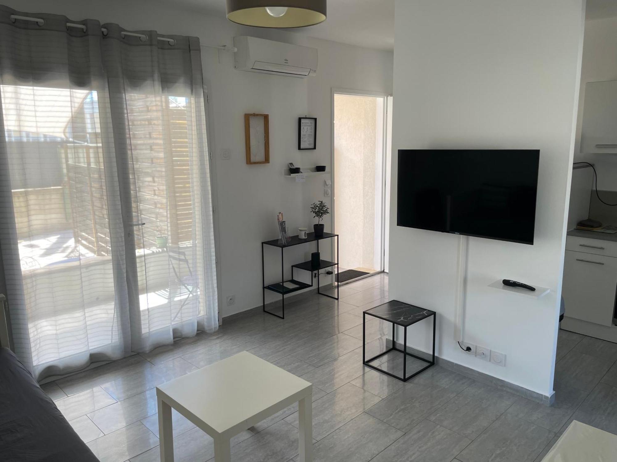 Appartement T2 Avec Terrasse Et Cour Cavaillon Buitenkant foto