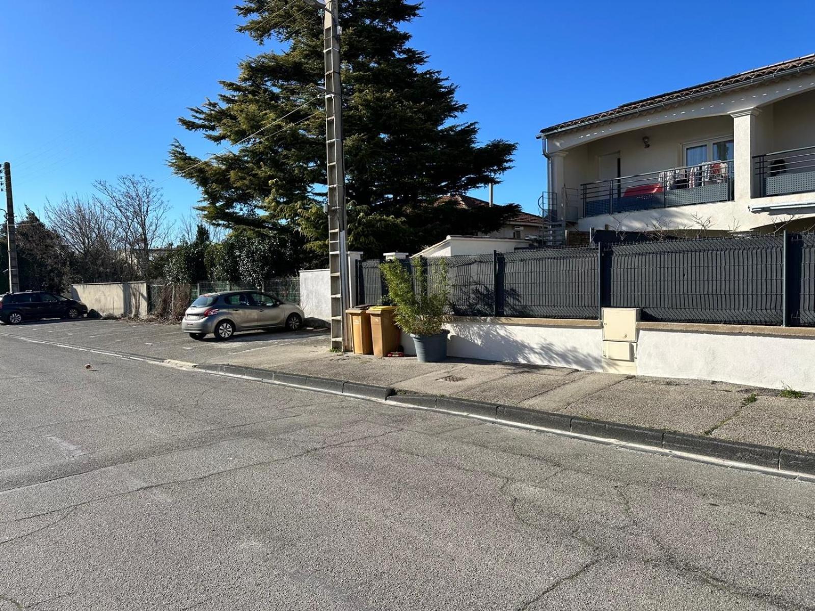 Appartement T2 Avec Terrasse Et Cour Cavaillon Buitenkant foto