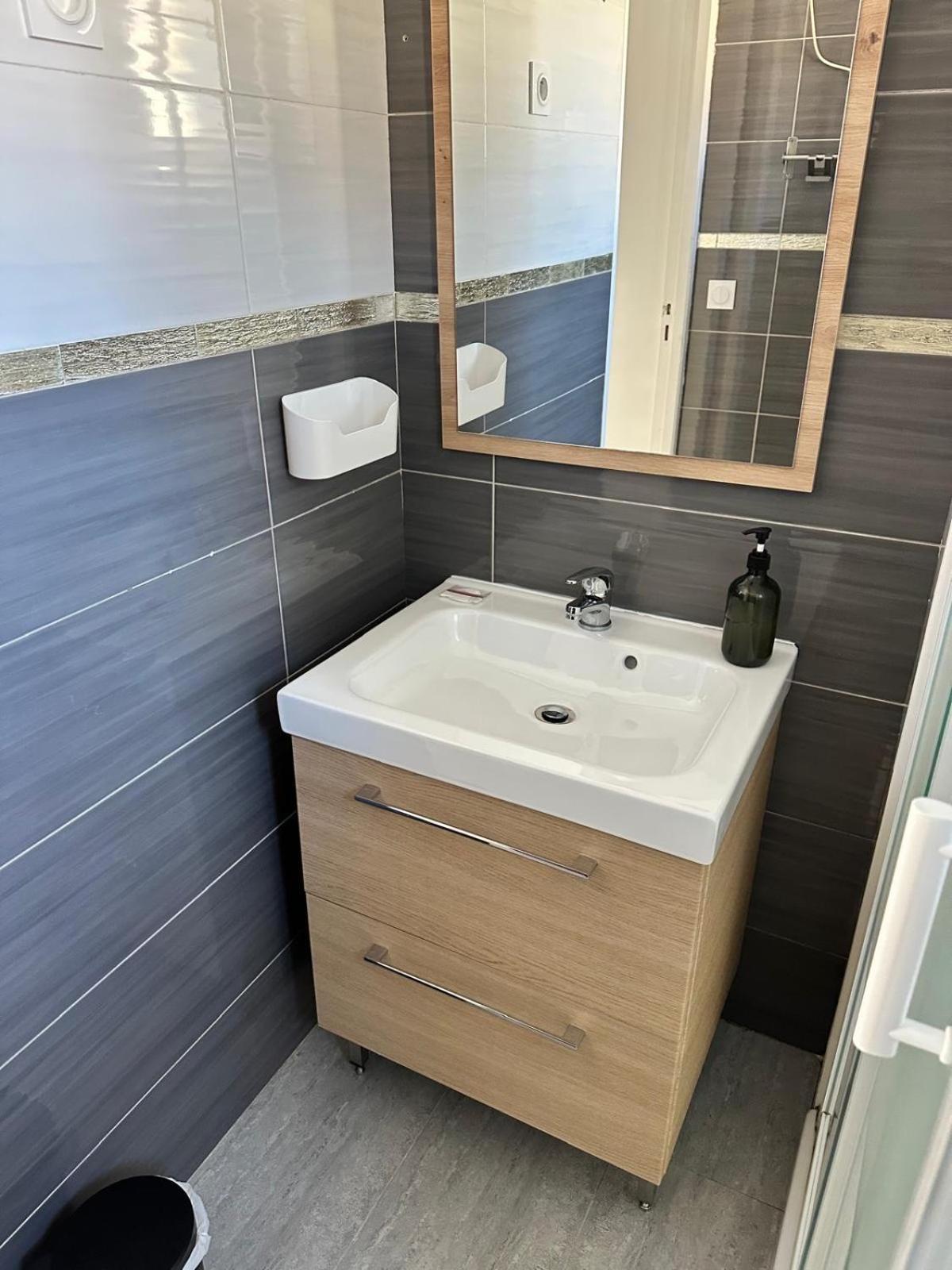 Appartement T2 Avec Terrasse Et Cour Cavaillon Buitenkant foto