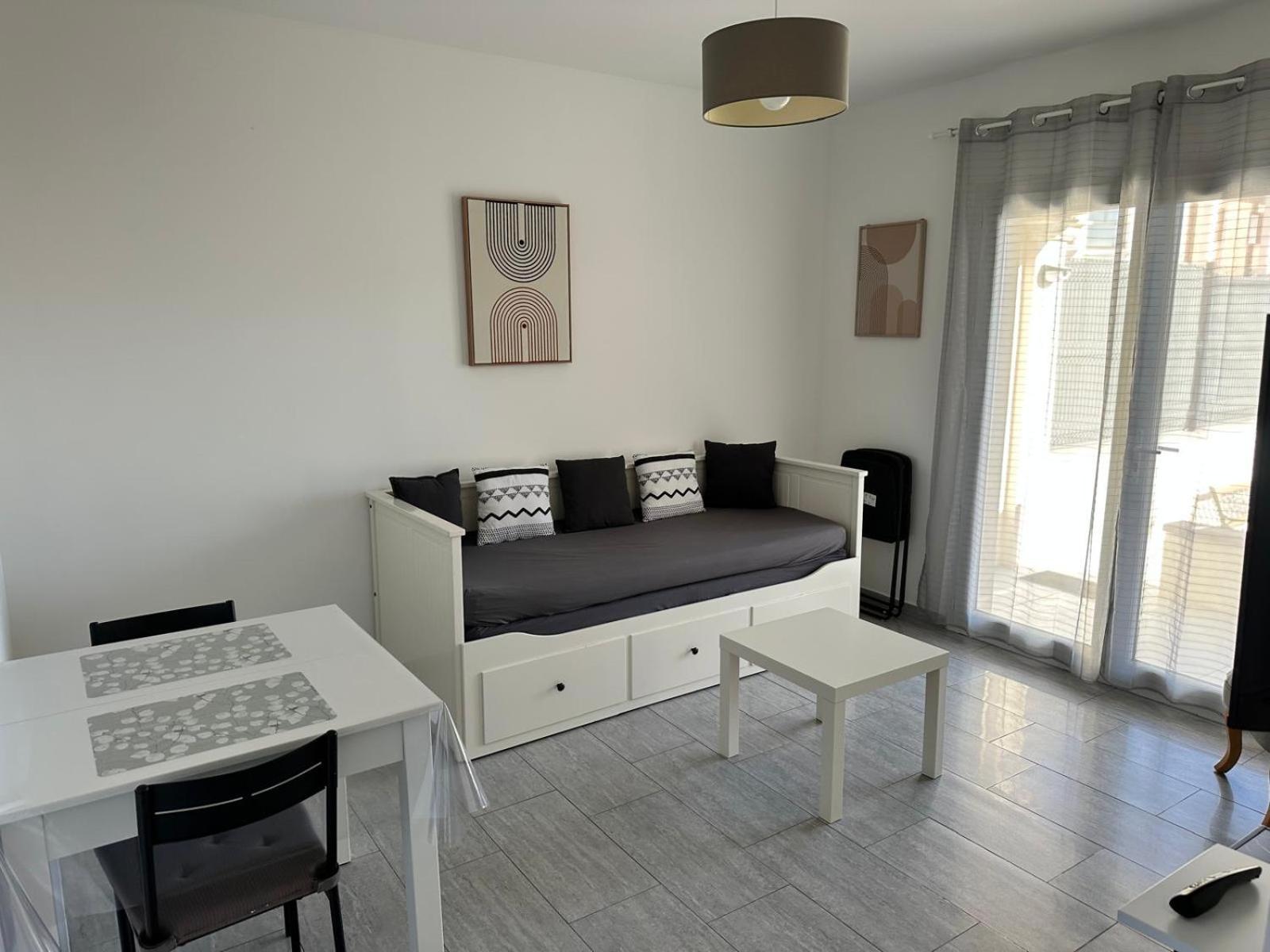 Appartement T2 Avec Terrasse Et Cour Cavaillon Buitenkant foto