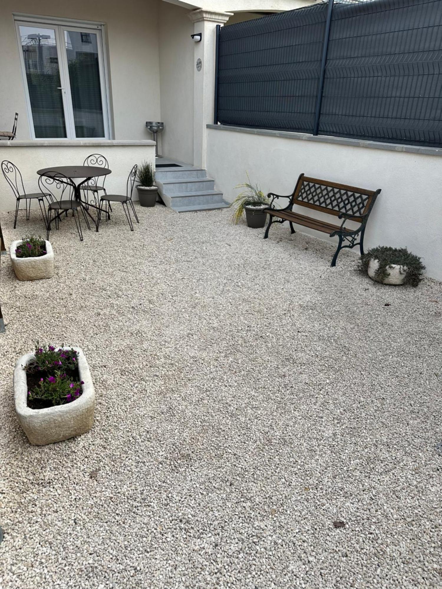 Appartement T2 Avec Terrasse Et Cour Cavaillon Buitenkant foto