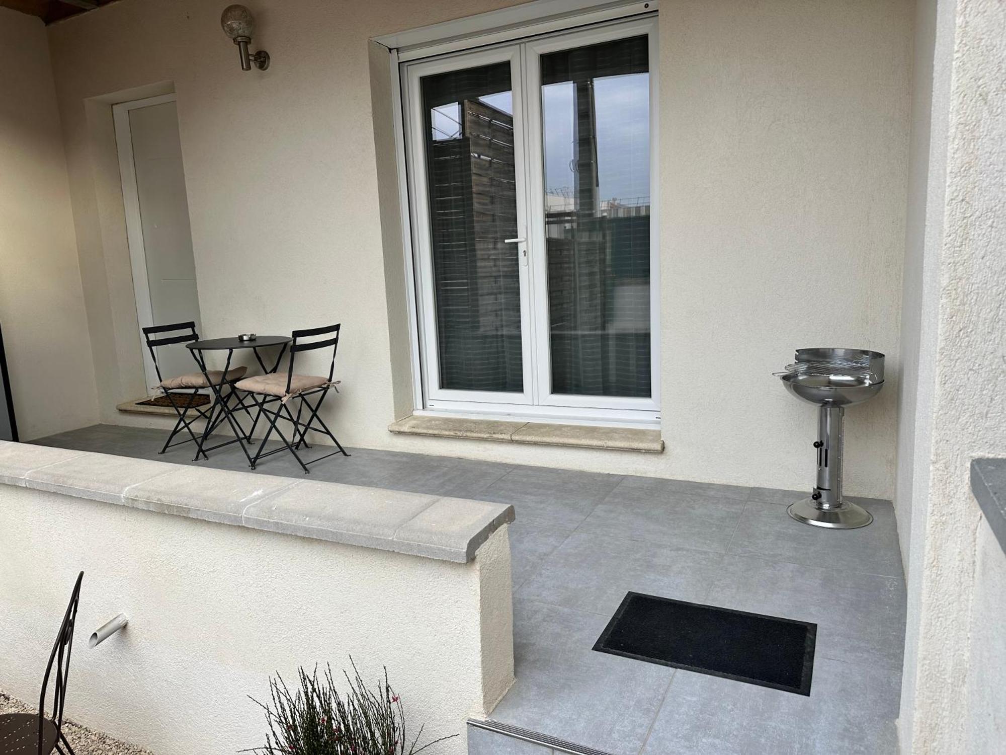 Appartement T2 Avec Terrasse Et Cour Cavaillon Buitenkant foto