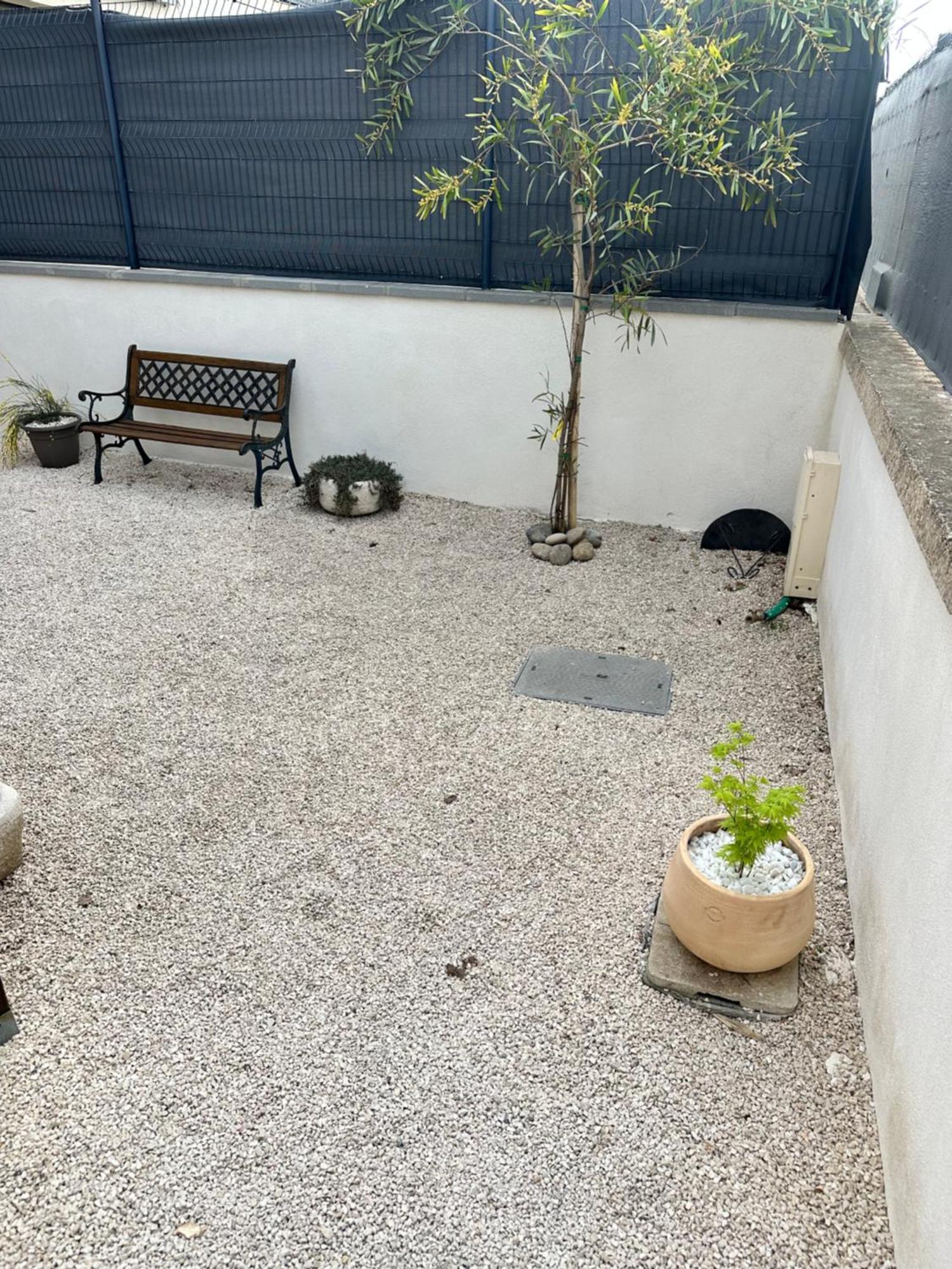 Appartement T2 Avec Terrasse Et Cour Cavaillon Buitenkant foto